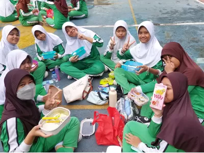 Sarapan Bersama Siswi Kelas 7
