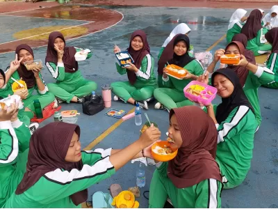 Suasana Sarapan Bersama para Siswi Kelas 8-3 dan 8-4