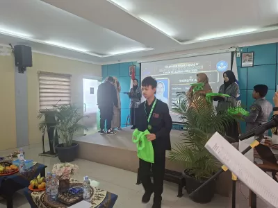 Suasana Pengalungan Medali (Pelepasan Kelas 9 2025)
