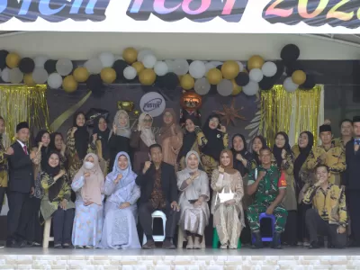 Foto Bersama Dewan Guru, Yayasan, Orang tua wali, & Pengawas (Pelepasan Kelas 9 2025)