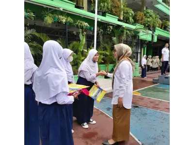 Penyerahan Penghargaan Siswa Berprestasi Akademik oleh Kepsek