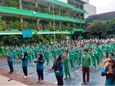 Senam Bersama Semua Siswa Dan Guru